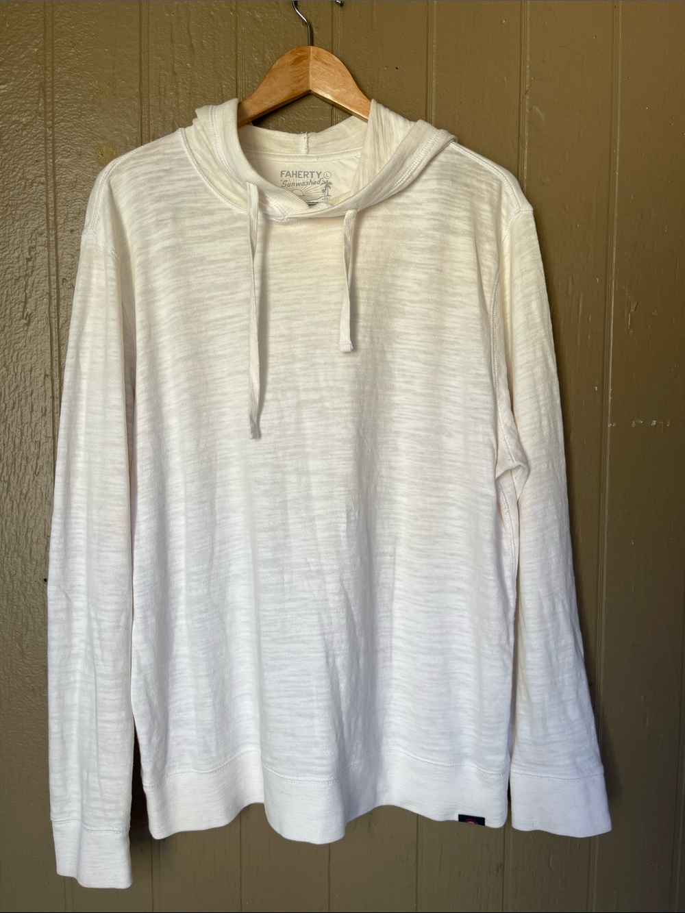 Faherty Sunwashed Organic Cotton Hoodie in White Size L